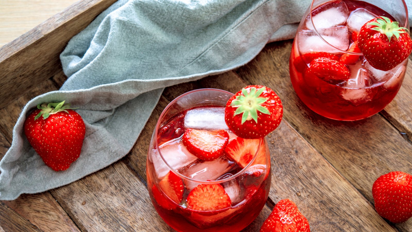 Erdbeerbowle ist ein erfrischendes und leckeres Sommer-Getränk.Foto: SrideeStudio/ Shutterstock Erdbeerbowle ist ein erfrischendes und leckeres Sommer-Getränk.Foto: SrideeStudio/ Shutterstock