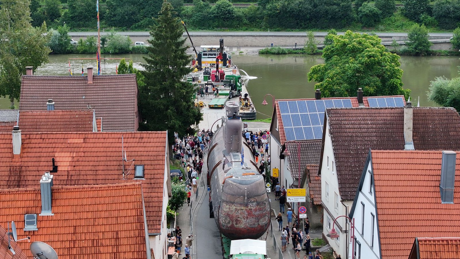Der Mega-Transport auf seiner letzten Etappe in Richtung Technikmuseum Sinsheim. ( Hassmersheim am 13.Juli)Foto: TMSNHSP Der Mega-Transport auf seiner letzten Etappe in Richtung Technikmuseum Sinsheim. ( Hassmersheim am 13.Juli)Foto: TMSNHSP