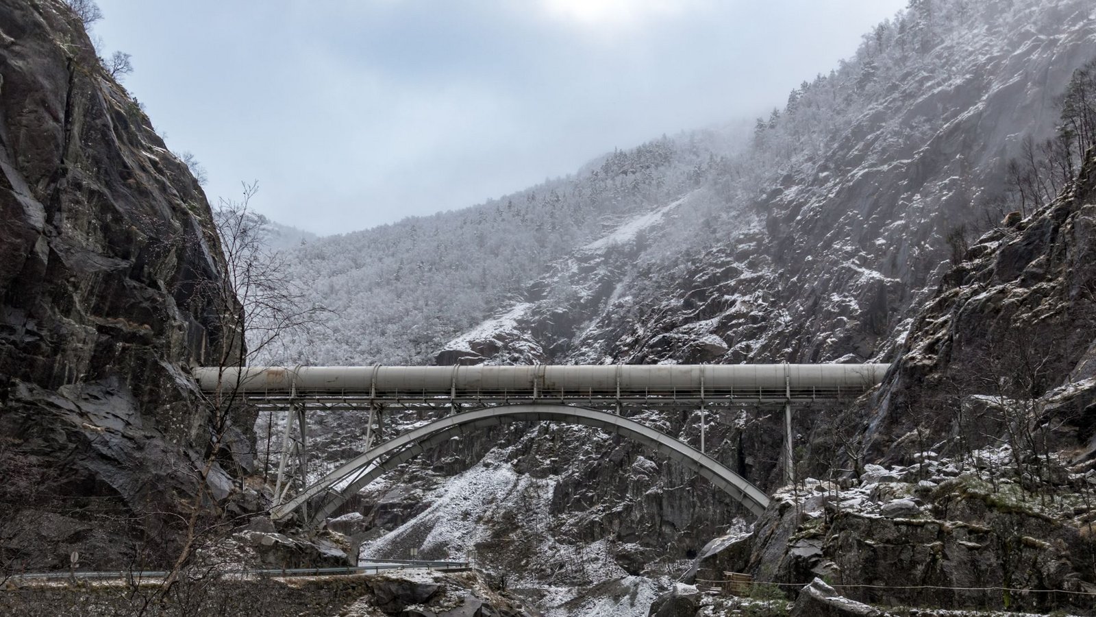Erdöl-Pipeline in Alaska: Der zu erwartende ökonomische Schaden durch das Auftauen der Permafrostböden wird immens sein.Foto: Imago/Pond5 Image Erdöl-Pipeline in Alaska: Der zu erwartende ökonomische Schaden durch das Auftauen der Permafrostböden wird immens sein.Foto: Imago/Pond5 Image