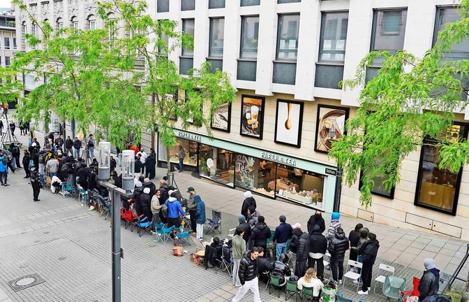 Eine lange Schlange zieht sich am Samstag von der Stiftstraße bis auf die Königstraße in Stuttgart.<span class='image-autor'>Foto: Andreas Rosar Fotoagentur-Stuttg</span>