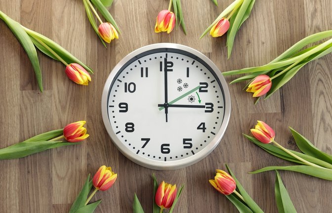 Die Zeitumstellung zur Sommerzeit 2025 steht bevor: Wann genau wird die Uhr auf Sommerzeit umgestellt? Datum, Uhrzeit & Hintergründe zur Umstellung.<span class='image-autor'>Foto: i-am-helen / Shutterstock.com</span>