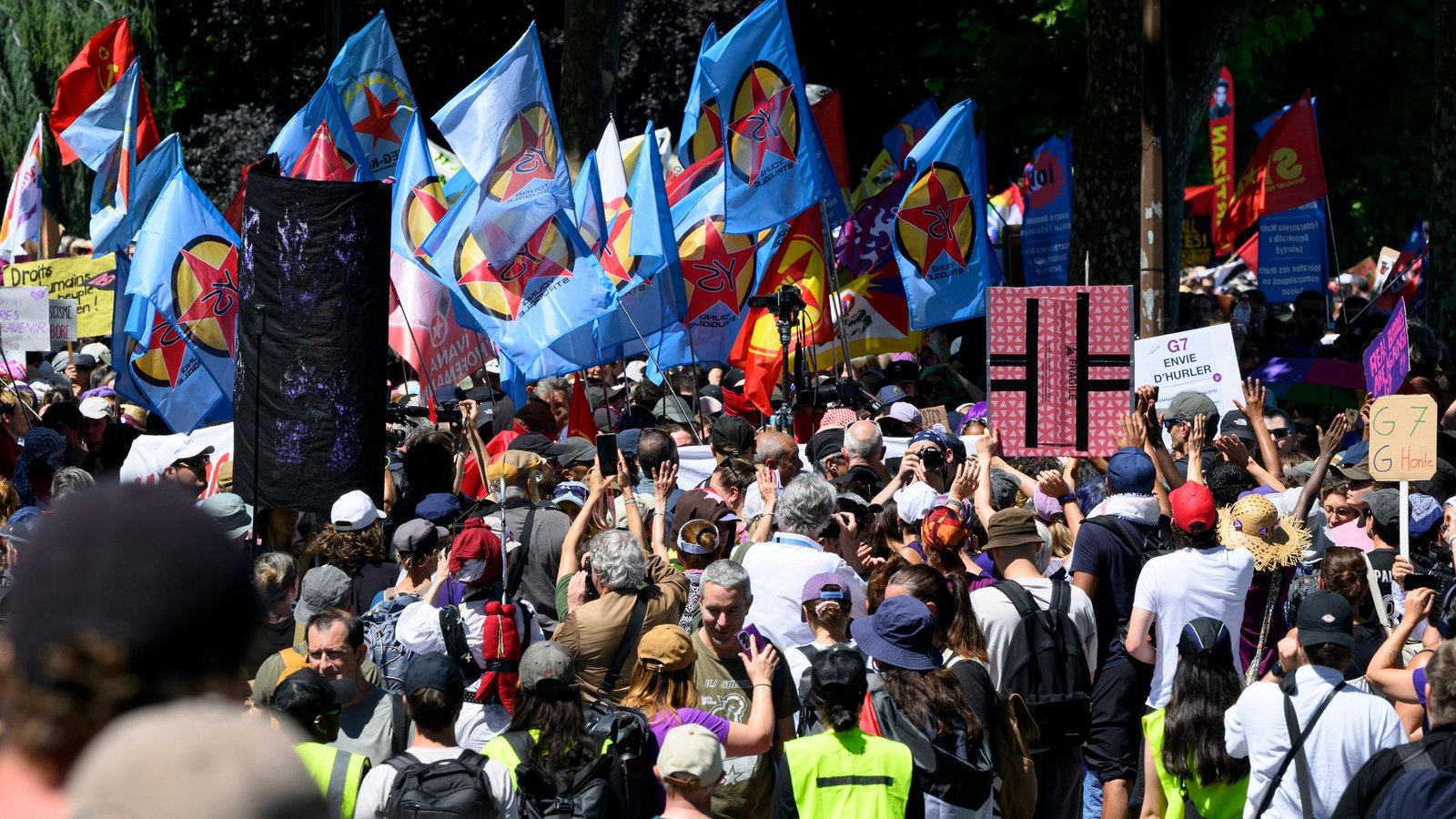 Eine Koalition aus rund 60 Gruppen hat zum Protest gegen die G7 aufgerufen.Foto: Martial Trezzini/KEYSTONE/dpa Eine Koalition aus rund 60 Gruppen hat zum Protest gegen die G7 aufgerufen.Foto: Martial Trezzini/KEYSTONE/dpa
