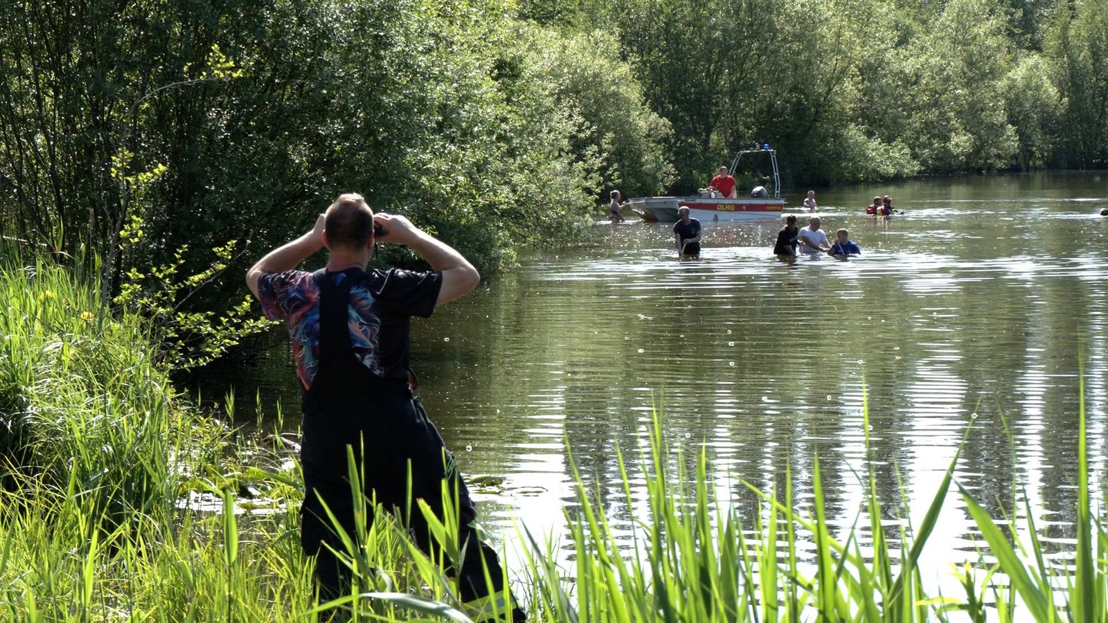 Taucher entdeckten das Mädchen leblos unter Wasser.Foto: Marcel Zimmering/NonstopNews /dpa