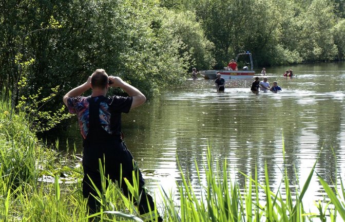 Taucher entdeckten das Mädchen leblos unter Wasser.<span class='image-autor'>Foto: Marcel Zimmering/NonstopNews /dpa</span>