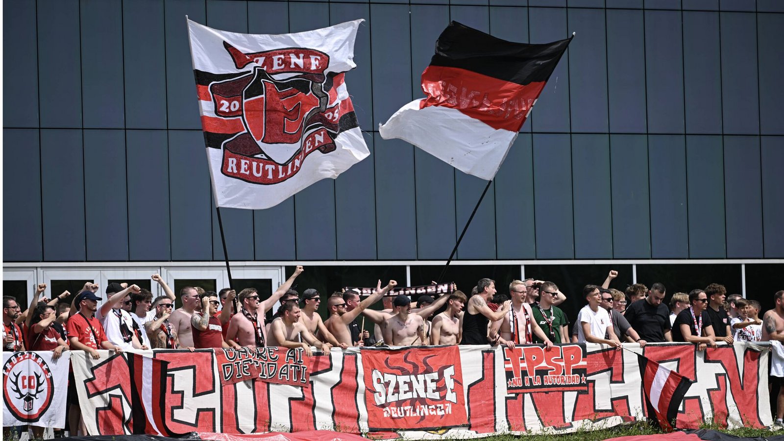 Die Unbekannten stahlen dem Reutlingen-Fan seinen Fanschal und ein T-Shirt. (Archivbild)Foto: IMAGO/Ulmer/Teamfoto/IMAGO/Markus Ulmer Die Unbekannten stahlen dem Reutlingen-Fan seinen Fanschal und ein T-Shirt. (Archivbild)Foto: IMAGO/Ulmer/Teamfoto/IMAGO/Markus Ulmer