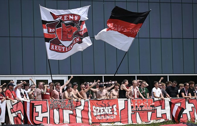 Die Unbekannten stahlen dem Reutlingen-Fan seinen Fanschal und ein T-Shirt. (Archivbild)<span class='image-autor'>Foto: IMAGO/Ulmer/Teamfoto/IMAGO/Markus Ulmer</span>