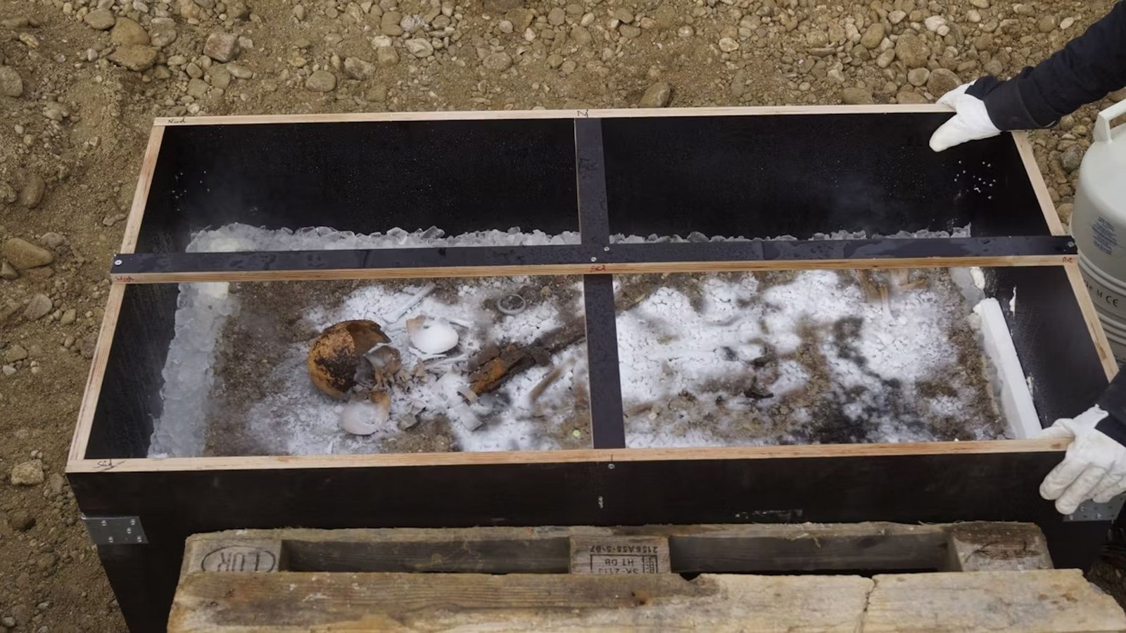 Der Eispanzer hatte die außergewöhnlich gut erhaltene Bestattung beim Transport in die archäologische Restaurierungswerkstatt geschützt.Foto: Bayerisches Landesamt für Denkmalpflege Der Eispanzer hatte die außergewöhnlich gut erhaltene Bestattung beim Transport in die archäologische Restaurierungswerkstatt geschützt.Foto: Bayerisches Landesamt für Denkmalpflege