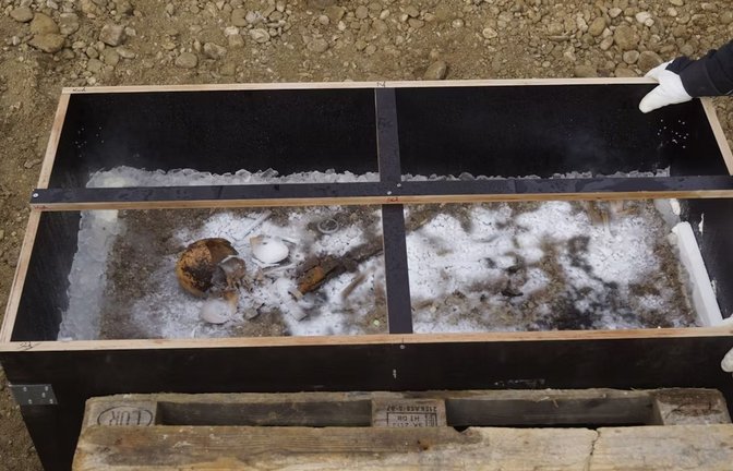 Der Eispanzer hatte die außergewöhnlich gut erhaltene Bestattung beim Transport in die archäologische Restaurierungswerkstatt geschützt.<span class='image-autor'>Foto: Bayerisches Landesamt für Denkmalpflege</span>