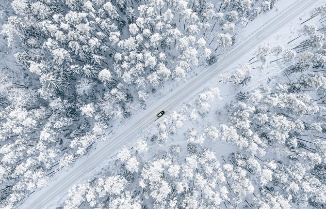 Müssen wir uns auf einen Jahrhundertwinter mit viel Schnee und eisiger Kälte einstellen? Was die Wettermodelle sagen und welche Prognosen die KI macht.<span class='image-autor'>Foto: OlegRi / Shutterstock.com</span>