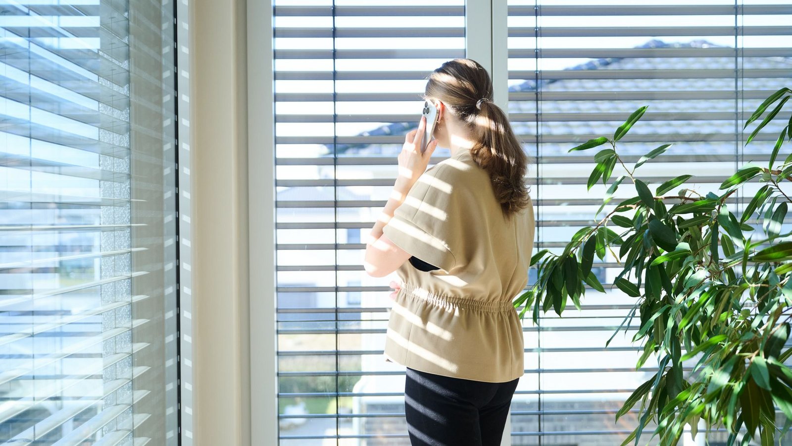 Immer mehr Arbeitnehmerinnen und Arbeitnehmer erhalten ein Diensthandy.Foto: Annette Riedl/dpa