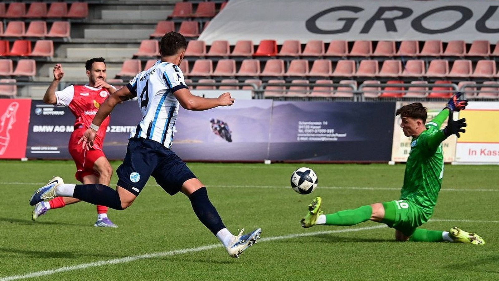 Ex-VfB-Profi Lukas Rupp (li.) überwindet im Hinspiel den damaligen Kickers-Keeper Bela Dumrath zum 3:0-Endstand für Kassel – am Samstag wollen es die Blauen deutlich besser machen.Foto: IMAGO/Hartenfelser Ex-VfB-Profi Lukas Rupp (li.) überwindet im Hinspiel den damaligen Kickers-Keeper Bela Dumrath zum 3:0-Endstand für Kassel – am Samstag wollen es die Blauen deutlich besser machen.Foto: IMAGO/Hartenfelser