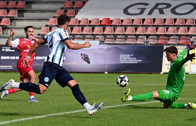 Ex-VfB-Profi Lukas Rupp (li.) überwindet im Hinspiel den damaligen Kickers-Keeper Bela Dumrath zum 3:0-Endstand für Kassel – am Samstag wollen es die Blauen deutlich besser machen.<span class='image-autor'>Foto: IMAGO/Hartenfelser</span>