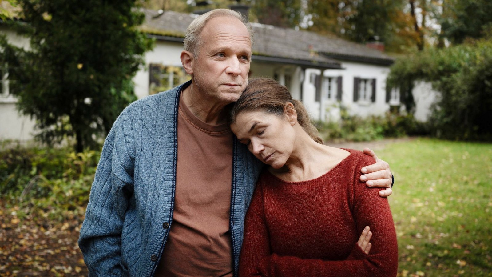 Im Ehe-Unglück harmonisch vereint: Hans (Ulrich Tukur) und Rita (Anke Engelke) in „Dann passiert das Leben“Foto: Daniel Gottschalk/Majestic/dpa Im Ehe-Unglück harmonisch vereint: Hans (Ulrich Tukur) und Rita (Anke Engelke) in „Dann passiert das Leben“Foto: Daniel Gottschalk/Majestic/dpa