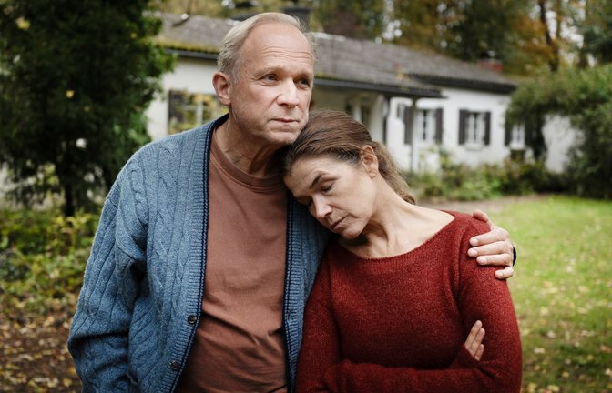 Im Ehe-Unglück harmonisch vereint: Hans (Ulrich Tukur) und Rita (Anke Engelke) in „Dann passiert das Leben“<span class='image-autor'>Foto: Daniel Gottschalk/Majestic/dpa</span>