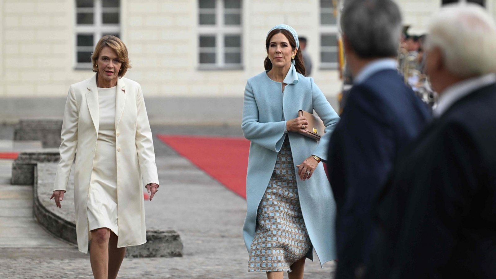Blick auf die Gattinnen Elke Buedenbender (links) und Königin Mary Elizabeth.Foto: AFP/RALF HIRSCHBERGER