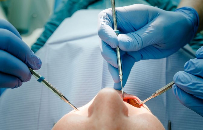 Ein Zahnarzt behandelt einen Patienten.<span class='image-autor'>Foto: dpa/Markus Scholz</span>
