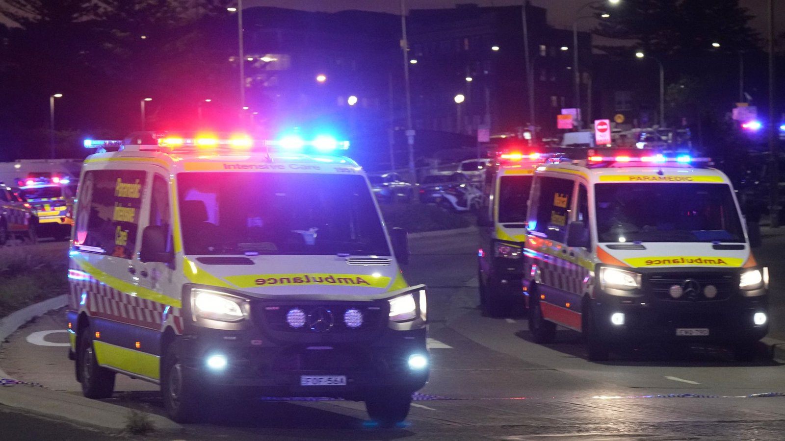 Krankenwagen fahren am Bondi Beach nach einem Zwischenfall in Sydney.Foto: Mark Baker/AP/dpa