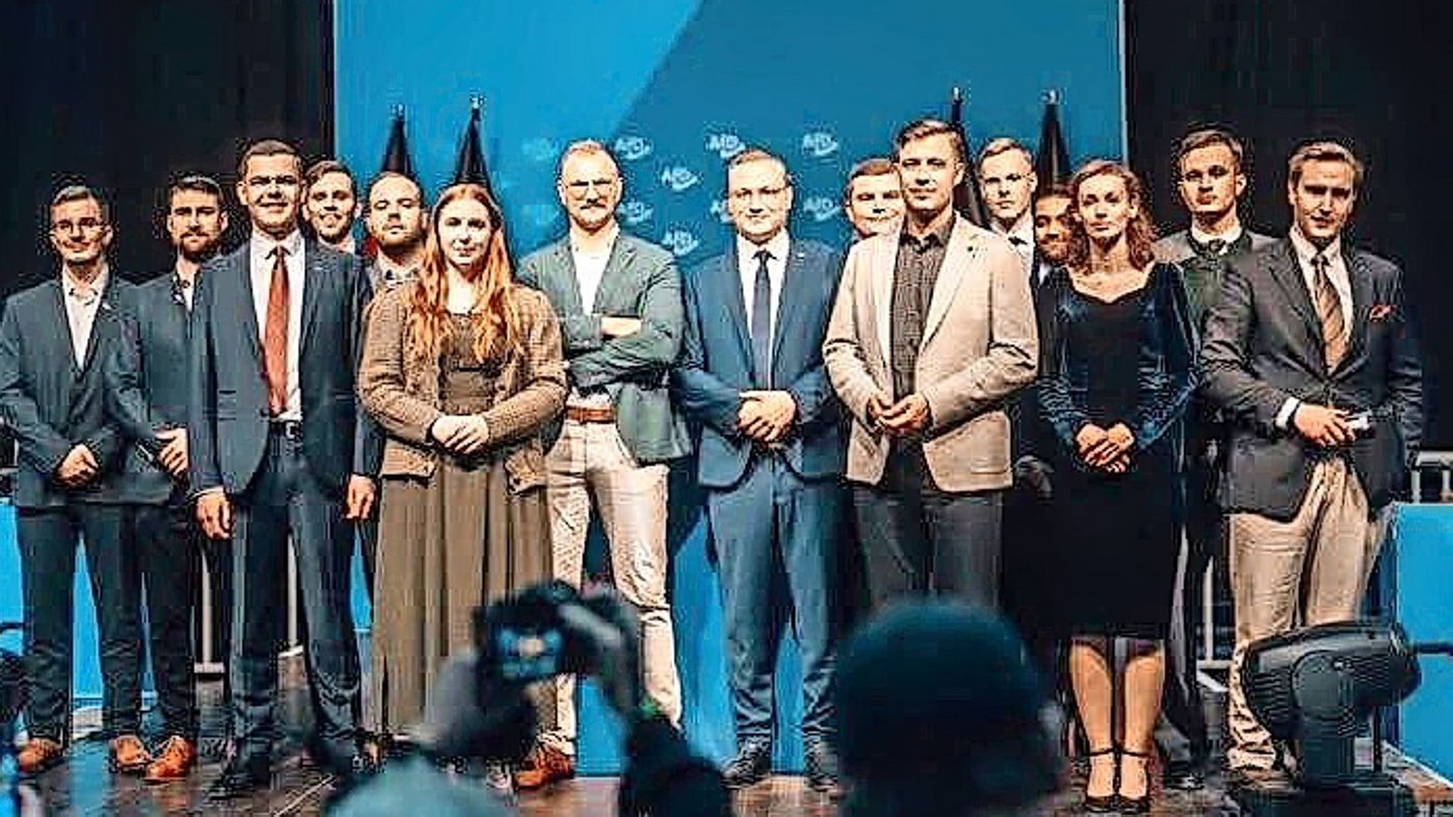 Männlich dominiert: dem Bundesvorstand der neuen AfD-Parteijugend gehören zwei Frauen an. Eine davon ist Julia Gehrckens (6. von links), einst im Landkreis Esslingen daheim.Foto: AfD Männlich dominiert: dem Bundesvorstand der neuen AfD-Parteijugend gehören zwei Frauen an. Eine davon ist Julia Gehrckens (6. von links), einst im Landkreis Esslingen daheim.Foto: AfD