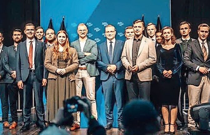 Männlich dominiert: dem Bundesvorstand der neuen AfD-Parteijugend gehören zwei Frauen an. Eine davon ist Julia Gehrckens (6. von links), einst im Landkreis Esslingen daheim.<span class='image-autor'>Foto: AfD</span>