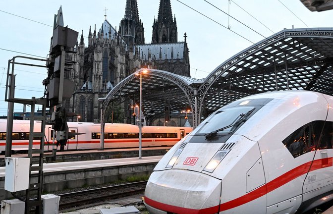 Die Züge der Deutschen Bahn werden aktuell an den Bahnhöfen zurückgehalten. (Symbolbild)<span class='image-autor'>Foto: Roberto Pfeil/dpa</span>