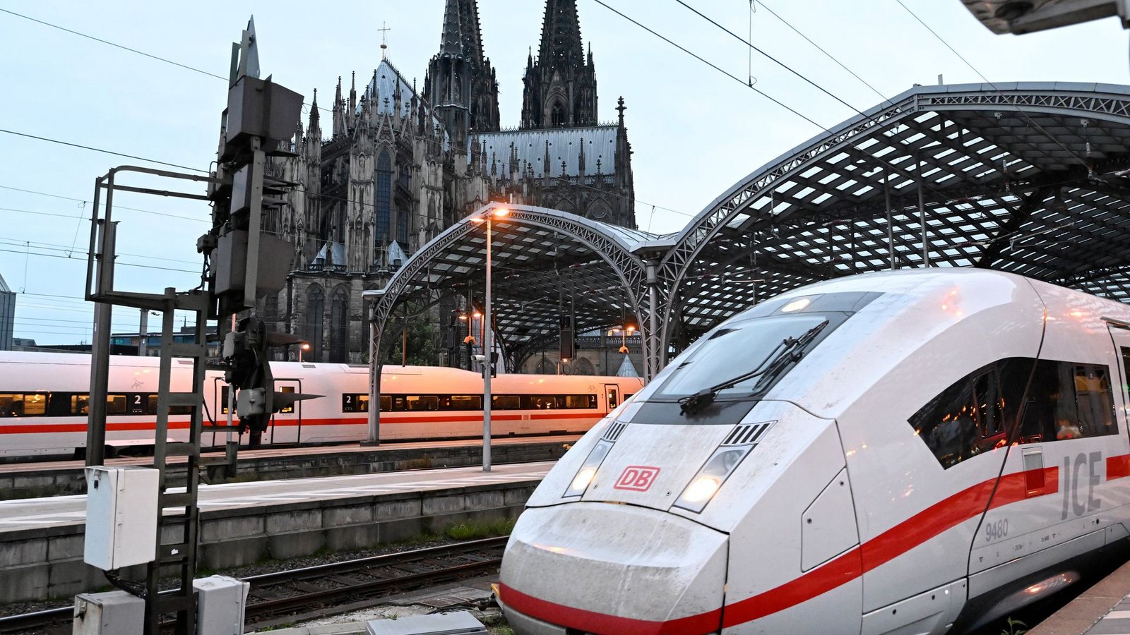Die Züge der Deutschen Bahn werden aktuell an den Bahnhöfen zurückgehalten. (Symbolbild)Foto: Roberto Pfeil/dpa