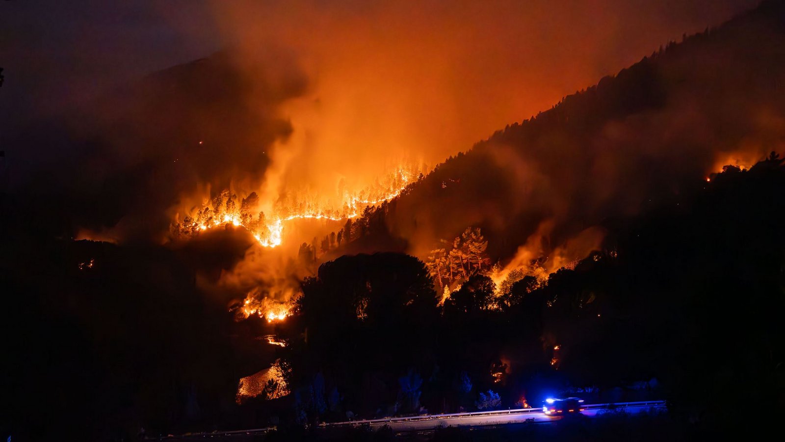Spanien, Lugo: Flammen verwüsten große Teile des Waldes bei Turbeo. Die Brände wüten seit zwei Wochen in der Region Galicien.Foto: Adrian Irago/EUROPA PRESS/dpa Spanien, Lugo: Flammen verwüsten große Teile des Waldes bei Turbeo. Die Brände wüten seit zwei Wochen in der Region Galicien.Foto: Adrian Irago/EUROPA PRESS/dpa