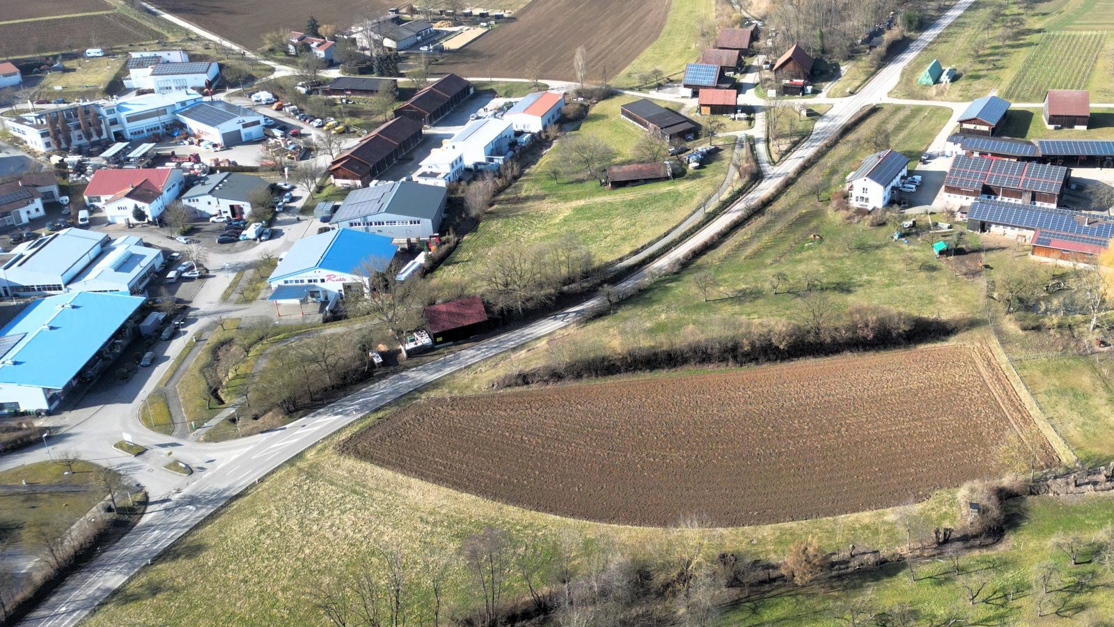 Acker und Wiese sollen mit Supermarkt und Bäckerei bebaut werden. Foto: Küppers