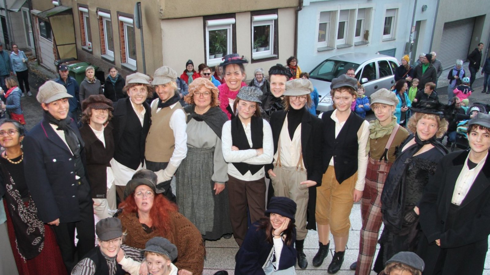 Das Oliver-Twist-Medley vor der Stadtkirche glänzt mit tollen Darstellerinnen und Darstellern. Das Oliver-Twist-Medley vor der Stadtkirche glänzt mit tollen Darstellerinnen und Darstellern.
