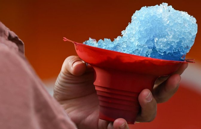 Buntes Slush-Eis spricht Kinder an – nun sind aber verseuchte Chargen im Umlauf.<span class='image-autor'>IMAGO/NurPhoto</span>