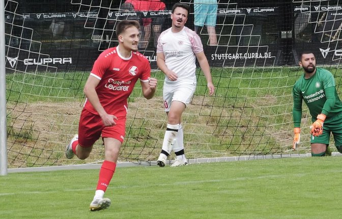Jubel beim Torschützen, Frust bei den Defensivkräften: Timo Bock (links) hat während der laufenden Runde in der Kreisliga-B-Staffel 4&nbsp; serienweise die Abwehrreihen der Gegner düpiert und 52 Saisontore erzielt.<span class='image-autor'>Günter Bergmann</span>