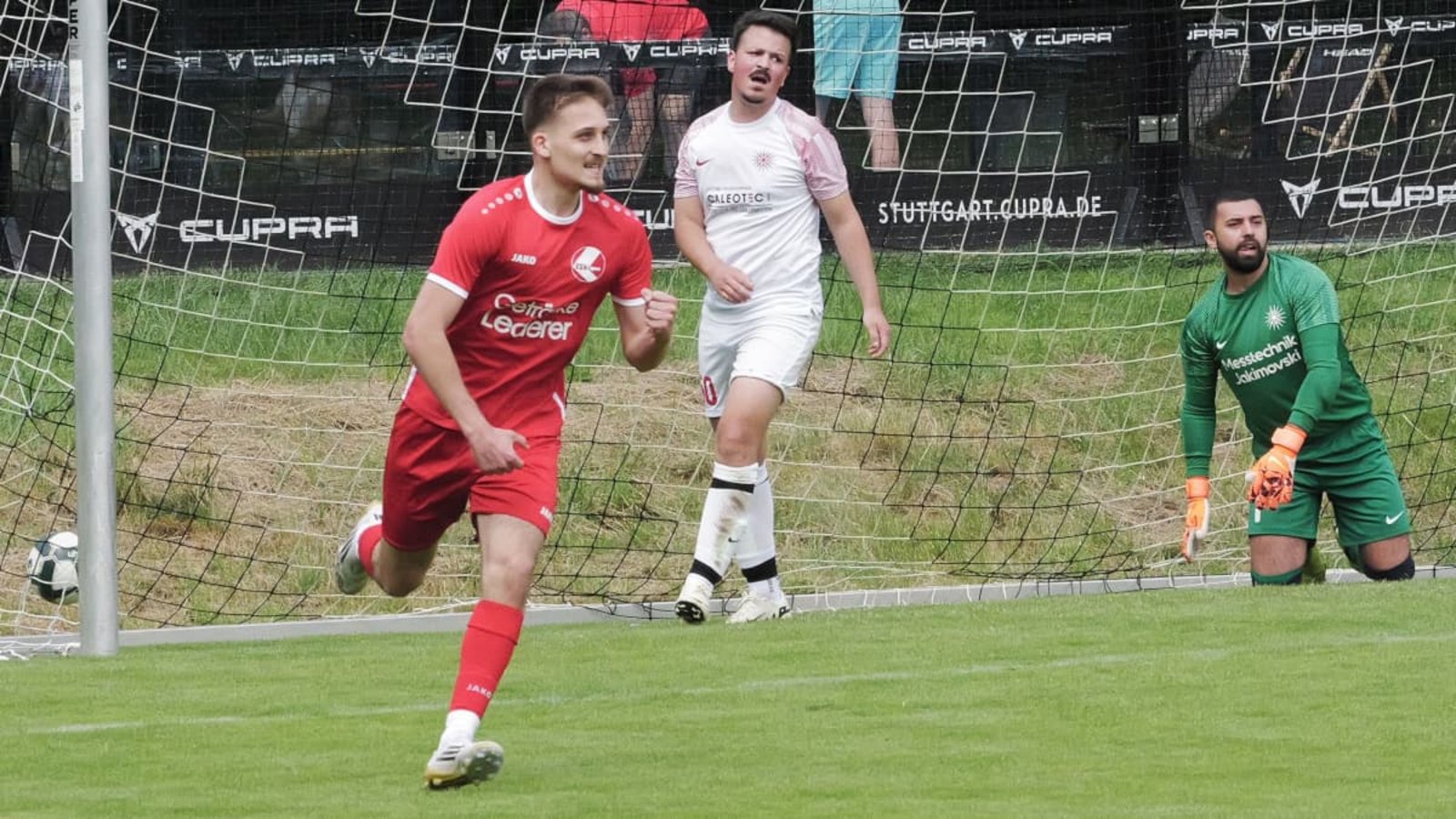 Jubel beim Torschützen, Frust bei den Defensivkräften: Timo Bock (links) hat während der laufenden Runde in der Kreisliga-B-Staffel 4 serienweise die Abwehrreihen der Gegner düpiert und 52 Saisontore erzielt.Günter Bergmann Jubel beim Torschützen, Frust bei den Defensivkräften: Timo Bock (links) hat während der laufenden Runde in der Kreisliga-B-Staffel 4 serienweise die Abwehrreihen der Gegner düpiert und 52 Saisontore erzielt.Günter Bergmann