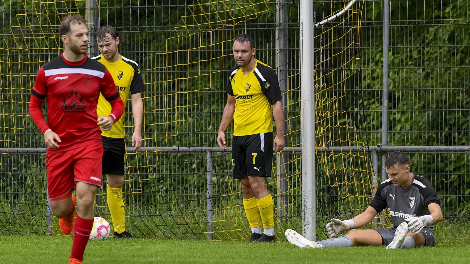 Schon wieder drin. Ensingens Keeper Lukas Lohfink (rechts) ärgert sich über ein Gegentor.