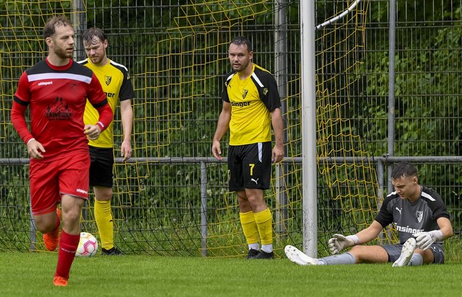 Schon wieder drin. Ensingens Keeper Lukas Lohfink (rechts) ärgert sich über ein Gegentor.