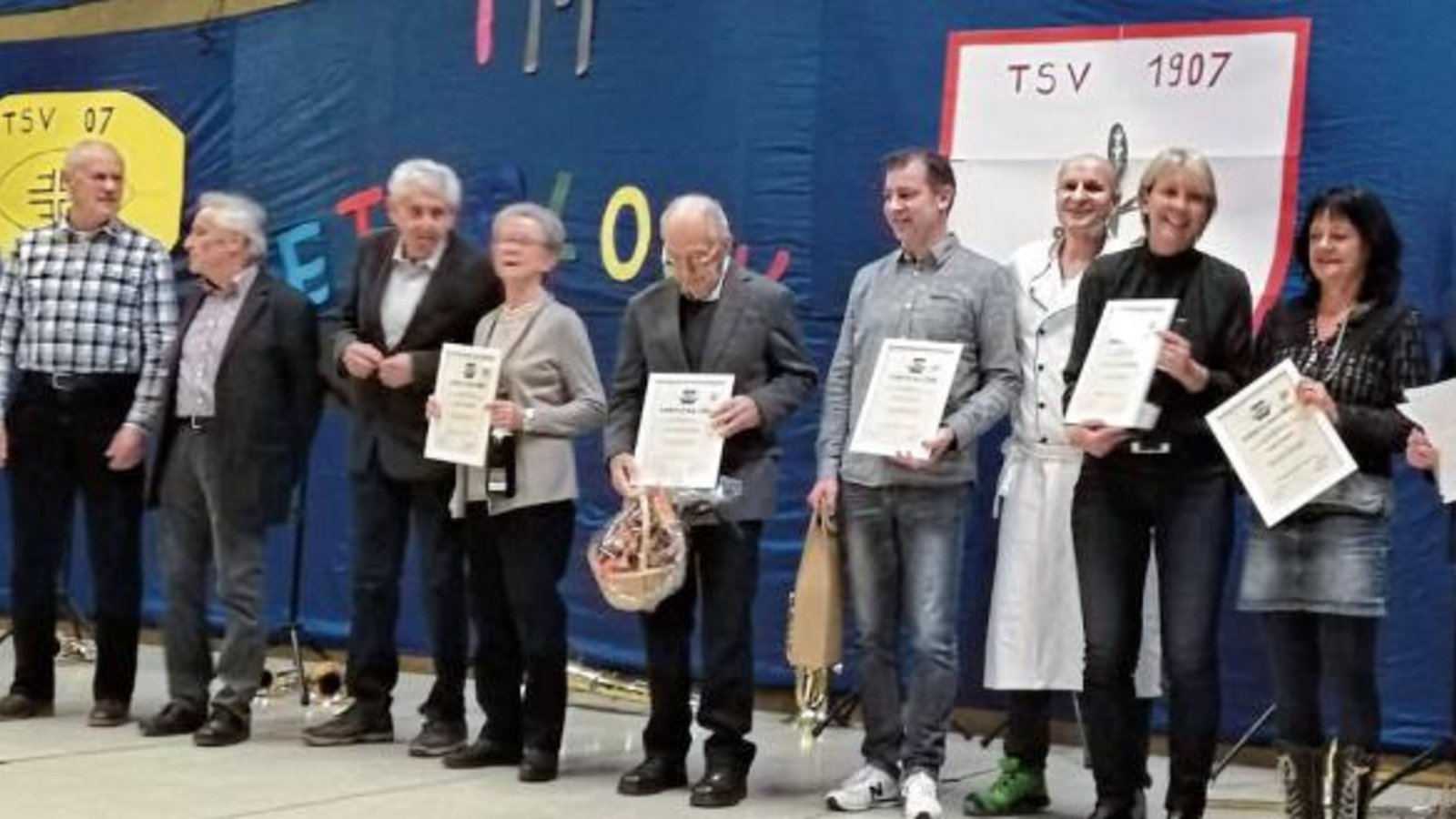 Die Geehrten des TSV Nussdorf, rechts Vorsitzender Peter Klein.  Fotos: p