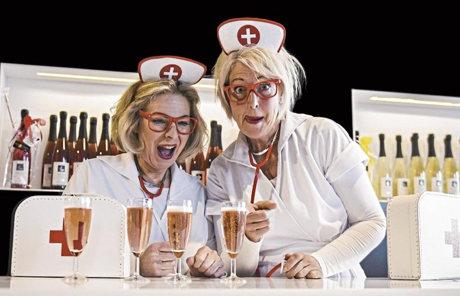 Gesa Schulze-Kahleiß (rechts) und Elke Ott bilden das Kabarettduo „Schräglage“ mit der „Lizenz zum Trinken“ und treten am 16. Februar in Schützingen auf.  Foto: p