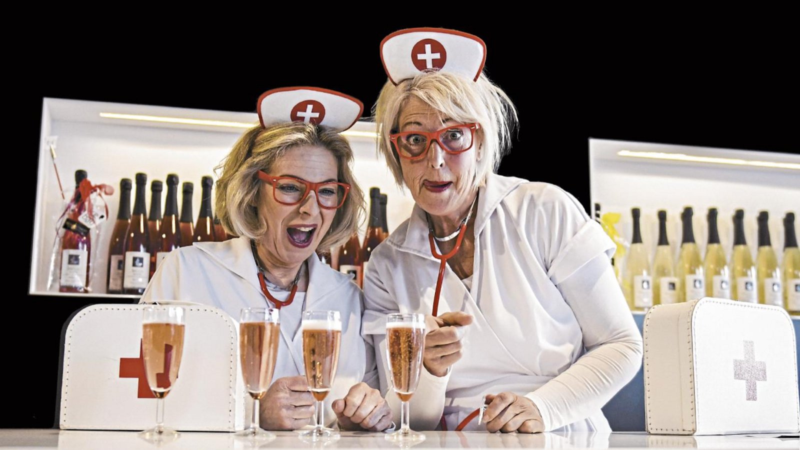 Gesa Schulze-Kahleiß (rechts) und Elke Ott bilden das Kabarettduo „Schräglage“ mit der „Lizenz zum Trinken“ und treten am 16. Februar in Schützingen auf. Foto: p Gesa Schulze-Kahleiß (rechts) und Elke Ott bilden das Kabarettduo „Schräglage“ mit der „Lizenz zum Trinken“ und treten am 16. Februar in Schützingen auf. Foto: p
