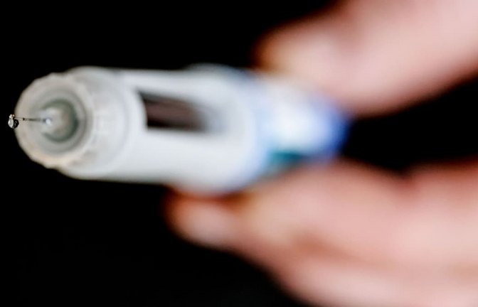 Eine Hand hält eine Spritze mit dem Wirkstoff Semaglutid in der Hand. (Symbolfoto)<span class='image-autor'>Roberto Pfeil/dpa</span>