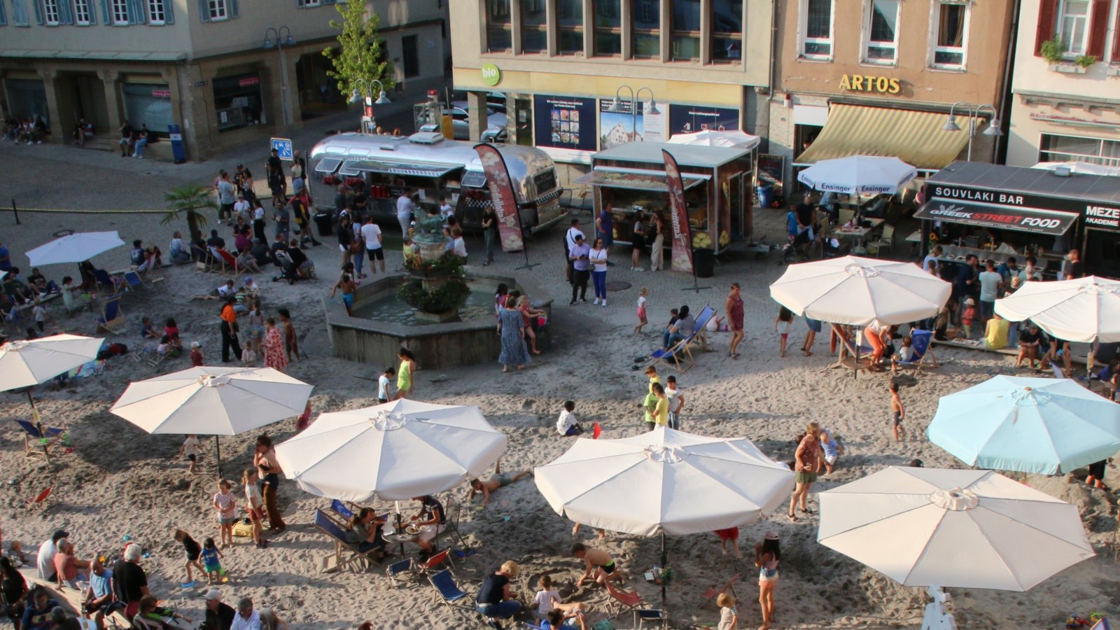 Samstagabend Vaihinger Marktplatz: Streetfoodwägen säumen das Strandleben, Musik ist zu hören. Das pralle Leben in der Innenstadt. Eben Sommer, Sonne, Strandlaune bei den City-Summer-Days. Foto: Bögel Samstagabend Vaihinger Marktplatz: Streetfoodwägen säumen das Strandleben, Musik ist zu hören. Das pralle Leben in der Innenstadt. Eben Sommer, Sonne, Strandlaune bei den City-Summer-Days. Foto: Bögel