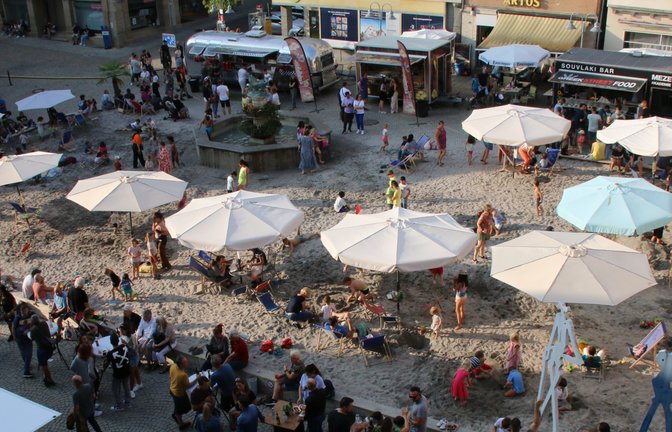 Samstagabend Vaihinger Marktplatz: Streetfoodwägen säumen das Strandleben, Musik ist zu hören. Das pralle Leben in der Innenstadt. Eben Sommer, Sonne, Strandlaune bei den City-Summer-Days. <span class='image-autor'>Foto: Bögel</span>