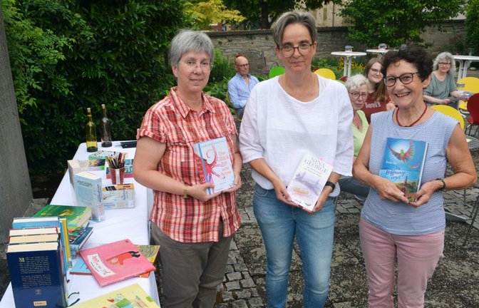 Literarische Lesung Kirchgarten Cyriakuskirche Illingen Tordis Oder, Nicole Knopf, und Rotraud Knodel (von links)