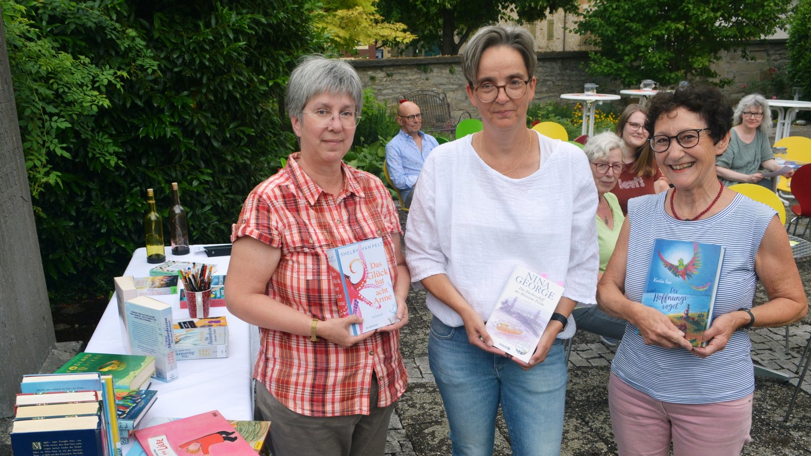 Literarische Lesung Kirchgarten Cyriakuskirche Illingen Tordis Oder, Nicole Knopf, und Rotraud Knodel (von links)
