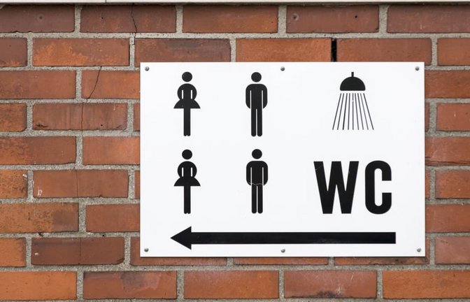 Sie müssen mal? Dann bitte hier und nicht im Wasserbecken! Hinweisschild auf ein WC in einem öffentlichen Freibad.<span class='image-autor'>Imago/Jochen Tack</span>