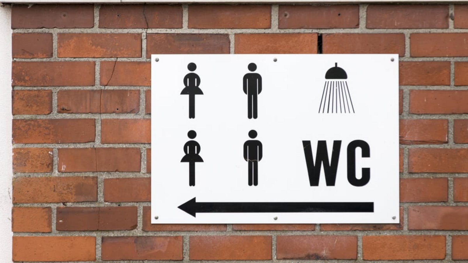 Sie müssen mal? Dann bitte hier und nicht im Wasserbecken! Hinweisschild auf ein WC in einem öffentlichen Freibad.Imago/Jochen Tack Sie müssen mal? Dann bitte hier und nicht im Wasserbecken! Hinweisschild auf ein WC in einem öffentlichen Freibad.Imago/Jochen Tack