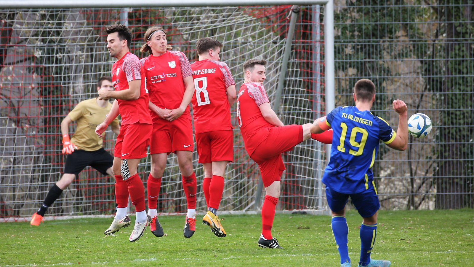 Der Nussdorfer Keeper Sebastian Prietz (von links), Marko Kühn, Manuel Gayer, Jan Riedel und Spielertrainer Johannes Wizemann stellen sich am Sonntag dem TSV Merklingen. Foto: Küppers Der Nussdorfer Keeper Sebastian Prietz (von links), Marko Kühn, Manuel Gayer, Jan Riedel und Spielertrainer Johannes Wizemann stellen sich am Sonntag dem TSV Merklingen. Foto: Küppers