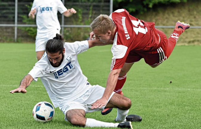 Die SGM Hohenhaslach/Freudental II um Rainer Lederer (rechts) setzten wie Germania Bietigheim II um Jak Taskin vor allem auf die Defensive. Foto: Leitner