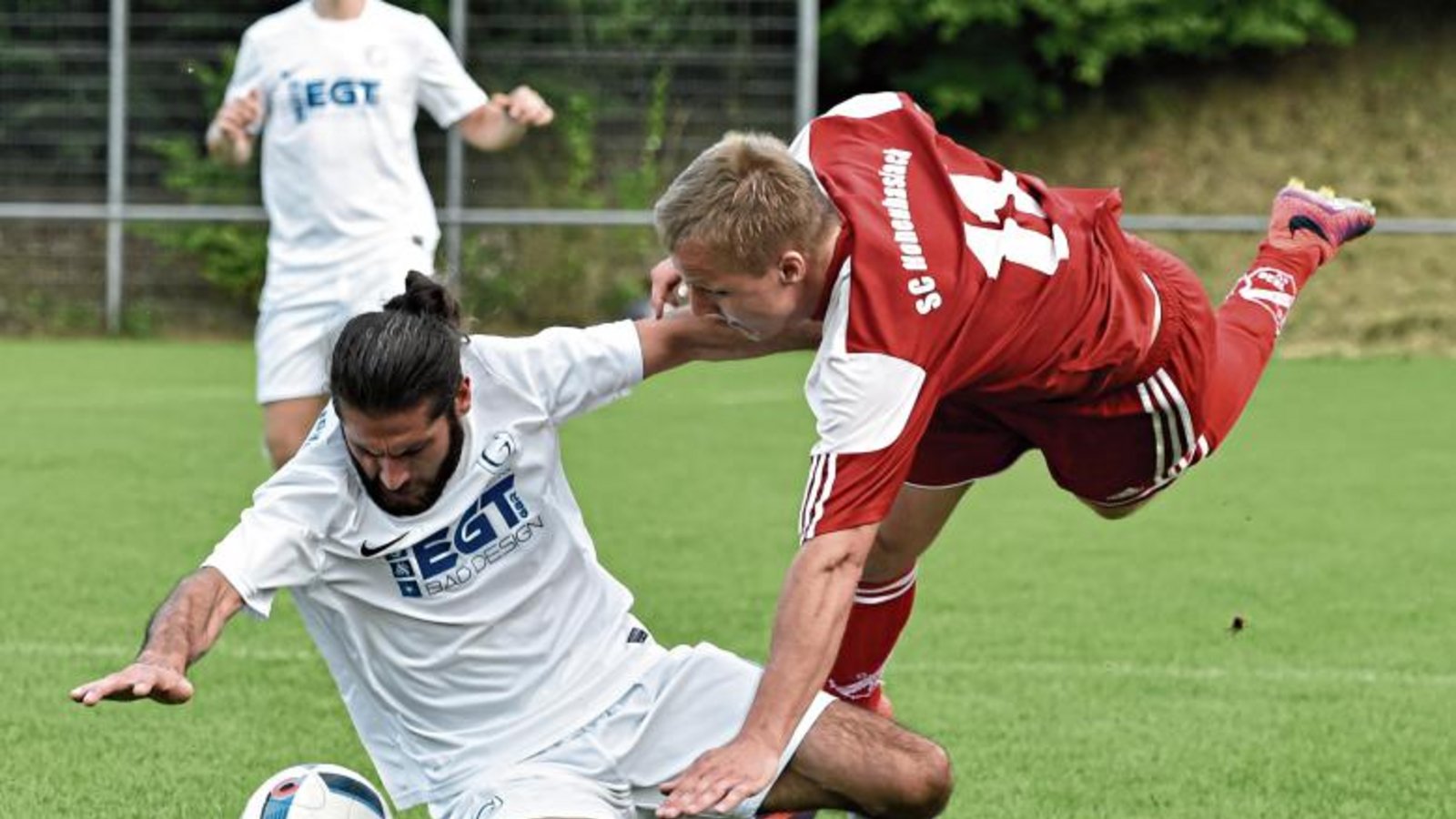 Die SGM Hohenhaslach/Freudental II um Rainer Lederer (rechts) setzten wie Germania Bietigheim II um Jak Taskin vor allem auf die Defensive. Foto: Leitner Die SGM Hohenhaslach/Freudental II um Rainer Lederer (rechts) setzten wie Germania Bietigheim II um Jak Taskin vor allem auf die Defensive. Foto: Leitner