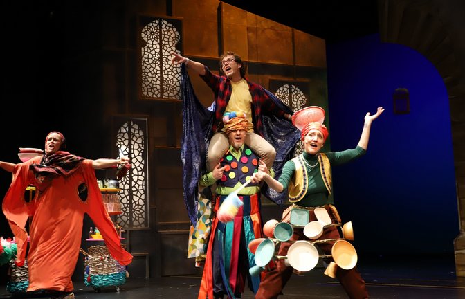 Am Samstag (29. Oktober) findet eine fröhliche Promotion-Aktion in Pforzheim mit den Darstellern des neuen Musicals „Lippels Traum“ statt. Um 11 Uhr gibt es pfiffige und mitreißende Songs aus dem Musical von Rainer Bielfeldt im Atrium der Stadtbibliothek Pforzheim. Dann zieht der „Lippel“-Zug mit viel Ramba-Zamba durch die Pforzheimer Fußgängerzone und freut sich über jede Menge Begleitung. Um 12 Uhr gibt es in der Thalia Buchhandlung nochmals Szenen und schwungvolle Songs. Danach geht es weiter Richtung Volksbankhaus, wo um 13 Uhr nochmals eine kleine „Lippel“-Show stattfindet. Der Eintritt ist jeweils kostenlos. Zuschauen und mittanzen erwünscht. p