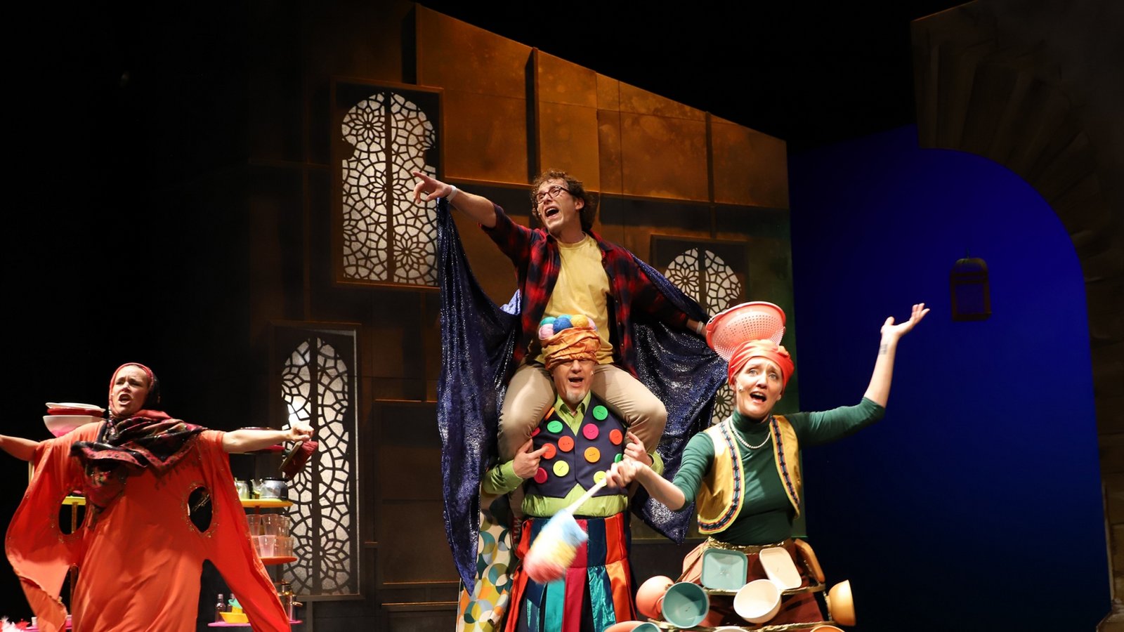 Am Samstag (29. Oktober) findet eine fröhliche Promotion-Aktion in Pforzheim mit den Darstellern des neuen Musicals „Lippels Traum“ statt. Um 11 Uhr gibt es pfiffige und mitreißende Songs aus dem Musical von Rainer Bielfeldt im Atrium der Stadtbibliothek Pforzheim. Dann zieht der „Lippel“-Zug mit viel Ramba-Zamba durch die Pforzheimer Fußgängerzone und freut sich über jede Menge Begleitung. Um 12 Uhr gibt es in der Thalia Buchhandlung nochmals Szenen und schwungvolle Songs. Danach geht es weiter Richtung Volksbankhaus, wo um 13 Uhr nochmals eine kleine „Lippel“-Show stattfindet. Der Eintritt ist jeweils kostenlos. Zuschauen und mittanzen erwünscht. p
