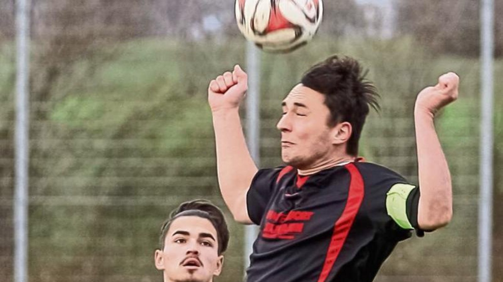 Großglattbachs Philipp Rank (rechts) gewinnt eines der vielen Duelle im kampfbetonten Spiel gegen Gündelbach um Waldemar Grinko. Foto: Simecek Großglattbachs Philipp Rank (rechts) gewinnt eines der vielen Duelle im kampfbetonten Spiel gegen Gündelbach um Waldemar Grinko. Foto: Simecek