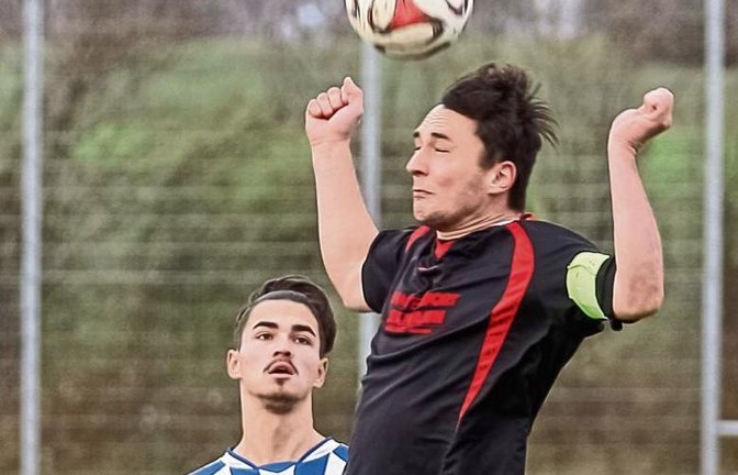 Großglattbachs Philipp Rank (rechts) gewinnt eines der vielen Duelle im kampfbetonten Spiel gegen Gündelbach um Waldemar Grinko. Foto: Simecek